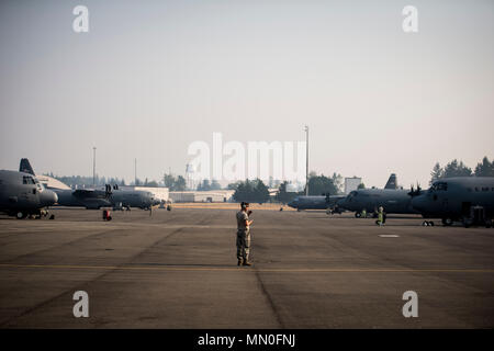 Staff Sgt. Jordan Scott, eine C-130J Hercules Super Crew Chief zum 19 Aircraft Maintenance Squadron, Little Rock Air Force Base, Arche zugeordnet, erwarten Motor starten während der Übung Mobilität Guardian, Joint Base Lewis-McChord, Washington, August 3, 2017. Mehr als 3.000 Flieger, Soldaten, Seemänner, Marinesoldaten und internationalen Partnern liefen auf den Staat Washington zur Unterstützung der Übung Mobilität Guardian. Die Übung soll die Fähigkeiten der Mobilität Luftstreitkräfte zu testen schnelle globale Mobilität Missionen in dynamischen, angefochtenen Umgebungen auszuführen. (U.S. Air Force Foto von Tech. Sgt. Larry E Stockfoto