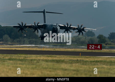 Airbus A400M Atlas ist ein viermotoriges Turboprop-Militärtransportflugzeug, das von Airbus Defence and Space für strategische und taktische Lufttransportmissionen hergestellt wird. Das Archivbild zeigt ein Flugzeug der Royal Air Force der LXX Squadron von RAF Brize Norton, das am 3. August 2017 während der Übung Mobility Guardian 2017 auf dem Yakima Air Terminal in McAllister Field, Washington, landet. Stockfoto
