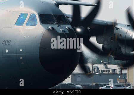 Airbus A400M Atlas ist ein militärisches Transportflugzeug, das von Airbus Defence and Space für strategische und taktische Lufttransportaufgaben gebaut wurde. Das Archivbild dokumentiert ein Flugzeug der Royal Air Force LXX Squadron, das am 3. August 2017 während der Übung Mobility Guardian 2017 zum Parkplatz am Yakima Air Terminal auf dem McAllister Field, Washington, rollte. Stockfoto