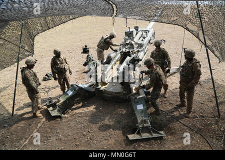 Us-Soldaten, Bogenschützen, Batterie, Field Artillery Squadron, 2 Golgatha Regiment, Vorbereiten zum Brand einer M 777 155mm Haubitze Während ein Trupp situativen Übung, Wasiani, Republik Georgien, Aug 5, 2017 geschleppt. Edle Partner 17 unterstützt Georgien bei der Durchführung home station Ausbildung seiner zweiten NATO Response Force (NRF) Beitrag. Edle Partner weiter zu verbessern und die operativen Fähigkeiten der NRF Konzept der Interoperabilität und der Bereitschaft, um die regionale Stabilität zu unterstützen. (U.S. Armee Foto von Sgt. Kalie Jones) Stockfoto