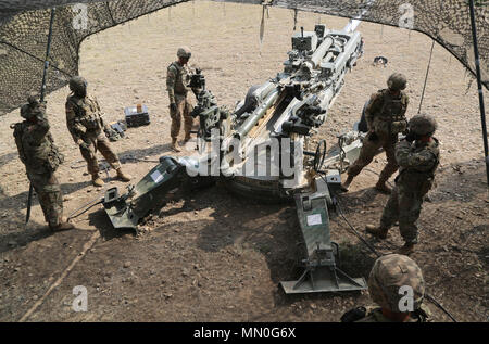 Us-Soldaten, Bogenschützen, Batterie, Field Artillery Squadron, 2 Golgatha Regiment, Vorbereiten zum Brand einer M 777 155mm Haubitze Während ein Trupp situativen Übung, Wasiani, Republik Georgien, Aug 5, 2017 geschleppt. Edle Partner 17 unterstützt Georgien bei der Durchführung home station Ausbildung seiner zweiten NATO Response Force (NRF) Beitrag. Edle Partner weiter zu verbessern und die operativen Fähigkeiten der NRF Konzept der Interoperabilität und der Bereitschaft, um die regionale Stabilität zu unterstützen. (U.S. Armee Foto von Sgt. Kalie Jones) Stockfoto