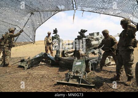 Us-Soldaten, Bogenschützen, Batterie, Field Artillery Squadron, 2 Golgatha Regiment, Vorbereiten zum Brand einer M 777 155mm Haubitze Während ein Trupp situativen Übung, Wasiani, Republik Georgien, Aug 5, 2017 geschleppt. Edle Partner 17 unterstützt Georgien bei der Durchführung home station Ausbildung seiner zweiten NATO Response Force (NRF) Beitrag. Edle Partner weiter zu verbessern und die operativen Fähigkeiten der NRF Konzept der Interoperabilität und der Bereitschaft, um die regionale Stabilität zu unterstützen. (U.S. Armee Foto von Sgt. Kalie Jones) Stockfoto