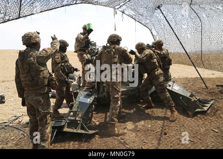 Us-Soldaten, Bogenschützen, Batterie, Field Artillery Squadron, 2 Golgatha Regiment, Vorbereiten zum Brand einer M 777 155mm Haubitze Während ein Trupp situativen Übung, Wasiani, Republik Georgien, Aug 5, 2017 geschleppt. Edle Partner 17 unterstützt Georgien bei der Durchführung home station Ausbildung seiner zweiten NATO Response Force (NRF) Beitrag. Edle Partner weiter zu verbessern und die operativen Fähigkeiten der NRF Konzept der Interoperabilität und der Bereitschaft, um die regionale Stabilität zu unterstützen. (U.S. Armee Foto von Sgt. Kalie Jones) Stockfoto