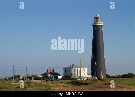 Der alte Leuchtturm, ein historisches Urteil ab 11 Gebäude in Dungeness in Kent. Stockfoto