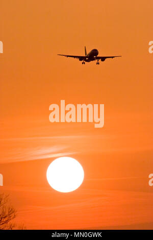 Silhouette einer British Airways Airbus A320-232 im Endanflug nach London Heathrow bei Sonnenuntergang. 7. April 2007. Stockfoto