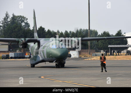 SMA Dayversonde de Souza, eine brasilianische Luftwaffe Mitglied, der Streckenposten in einem CASA C-105 Amazona im Rahmen der Mobilität Guardian Aug 6, 2017, in: Joint Base Lewis-McChord, Washington mehr als 3.000 Mitarbeiter aus der US Air Force, Air Force Reserve, Air National Guard, gemeinsame Partner und Partner Nationen beteiligt sind, die in der Mobilität Guardian, eine dynamische Bereitschaft Übung. (U.S. Air Force Foto von älteren Flieger Mercedes Taylor) Stockfoto