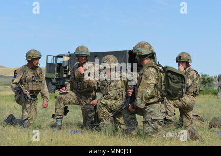 Wasiani, Georgien - Britische Offiziere und Führer der zweiten Bataillon, Parachute Regiment (2. PARA), 16 Air Assault Brigade, Essex, England, Sammlung An der Sammelstelle nach in die Drop Zone in Wasiani, Georgia, Aug 7, 2017 springen. Die 2 PARA ist derzeit in der Republik Georgien, die in der Übung Noble Partner zu beteiligen. Edle Partner ist eine multinationale, U.S. Army Europe - LED-übung Durchführung home station Training für die Georgische leichte Infanterie der NATO Response Force bezeichnet. (U.S. Armee Foto von Sgt. Silo Kapern) Stockfoto