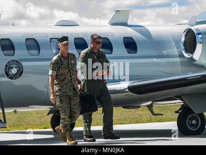 Generalleutnant Rex McMillian, Kommandierender Offizier der Marine Corps Forces finden und Marine Norden kommt an Äsche Army Airfield Aug 7, 2017 die Marines die Teilnahme an Northern Strike 17 beobachten. Northern Strike17 ist ein National Guard Bureau - geförderte Übung vereint rund 5.000 Service Mitglieder aus 13 Mitgliedstaaten und fünf Koalition Ländern während der ersten beiden Wochen im August 2017 im Camp Äsche gemeinsame Manöver Training Center und die alpena Combat Readiness Training Center, beide im nördlichen Michigan gelegen und durch die Michigan National Guard betrieben. Die neu zugelassenen Stockfoto