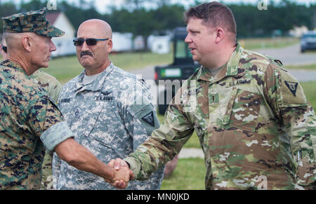 Generalleutnant Rex McMillian, Kommandierender Offizier der Marine Corps Forces finden und Marine Norden schüttelt Hände mit CW 3 Lee Fuller die Äsche Army Aviation Safety Officer. McMillian angekommen am Flugplatz am Aug 7, 2017 die Marines die Teilnahme an Übung Northern Strike 17 zu beaufsichtigen. Northern Strike17 ist ein National Guard Bureau - geförderte Übung vereint rund 5.000 Service Mitglieder aus 13 Mitgliedstaaten und fünf Koalition Ländern während der ersten beiden Wochen im August 2017 im Camp Äsche gemeinsame Manöver Training Center und die alpena Combat Readiness Training Center, Bo Stockfoto