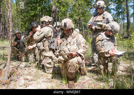 Fire Support Teams mit 3 Bataillon, 15 Infanterie Regiment, 2 Infantry Brigade Combat Team, 3rd Infantry Division Radio in einem Brand Mission bei einem Brand support Koordination übung August 1, 2017 at Fort Stewart, Ga. Die Soldaten in 60 mm, 81 mm und 120 mm Mörser Umläufe für Ihre organischen mortar Platoon und 30-mm-Kanone-Bursts von zwei AH-64D Apache Kampfhubschrauber mit 3.Staffel, 17 Cavalry Regiment, 3 Combat Aviation Brigade, 3 Infanterie Division. Präzision und tödliche Brände ermöglichen Soldaten, um effektiv auf und Zerstören Sie feindliche Kräfte manövrieren. (U.S. Armee Foto von Stockfoto