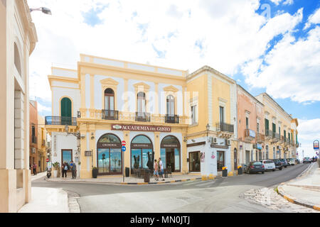 Gallipoli, Apulien, Italien - Mai 2017 - Leute und Geschäfte am Eingang der Fußgängerzone von Gallipoli Stockfoto