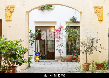 Gallipoli, Apulien, Italien - Mai 2017 - ein Blick in den Hinterhof eines mittleren alter Gebäude Stockfoto