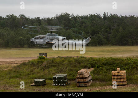 Bell AH-1W Super Cobra ist ein zweimotoriger Angriffshubschrauber, der vom United States Marine Corps für die Luftunterstützung und bewaffnete Escort Missionen eingesetzt wird. Am 3. August 2017 landete eine AH-1W der Marine Light Attack Helicopter Squadron 269 während des Northern Strike in Grayling, Michigan an einem Vorwärts-Bewaffnungs- und Tankpunkt. Das Archivbild dokumentiert Feldbetankungen im Rahmen gemeinsamer Trainingsübungen. Stockfoto