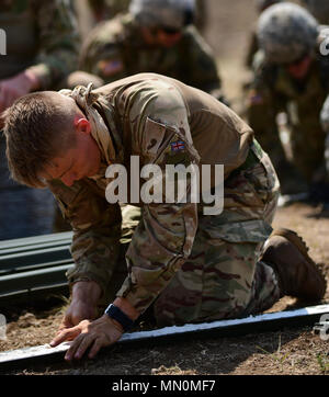 Tiflis, Georgien - ein Soldat aus dem 2 Parachute Regiment, britische Streitkräfte bereitet Plastiksprengstoff für Hindernis clearing Missionen in Wasiani Militärbasis für edle Partner 17. Edle Partner 17 (NP 17) ist eine europäische Drehkraft (ERF) Ausübung der Georgia's leichte Infanterie Firma Beitrag zu den NATO Response Force (NRF). Die Übung bietet teilnehmenden Nationen mit der Möglichkeit, in einer multinationalen Umgebung zu trainieren und gleichzeitig die Zusammenarbeit und Interoperabilität in realistischen und anspruchsvollen Schulungen. Stockfoto