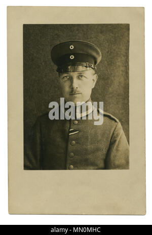 Alte deutsche Foto von 1917: Soldat in Uniform, mit schwarzen und weißen Band auf der Brust: die Verleihung des Eisernen Kreuzes zweiter Klasse. Der erste Weltkrieg 1914-1918 Stockfoto