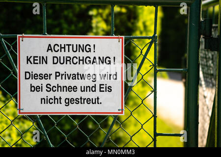 Achtung - kein Eintrag erlaubt - keine Winter Services - Achtung - kein Durchgang - Eis und Schnee Stockfoto
