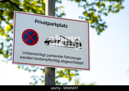 Private Parkplätze - Privatparkplatz - Parken verboten - Abschleppen Stockfoto