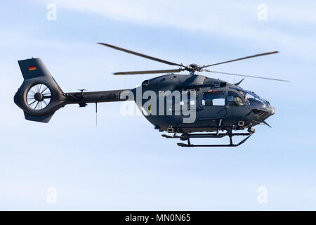 BERLIN/Deutschland - am 28. APRIL 2018: Deutsche militärische H 145 M von Airbus fliegt auf Flugplatz Schönefeld/Berlin. Die H 145 M ist ein Light Utility Helicopter f Stockfoto