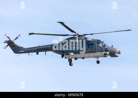 BERLIN/Deutschland - am 28. APRIL 2018: Deutsche militärische deck Hubschrauber Sea Lynx MK 88A fliegen am Flugplatz Schönefeld/Berlin. Die Sea Lynx ist in Su eingesetzt Stockfoto