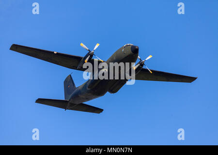 BERLIN/Deutschland - am 28. APRIL 2018: Deutsche militärische Transportflugzeuge Transall C-160 fliegt am Flugplatz Schönefeld/Berlin. Die Transall produziert, als Stockfoto