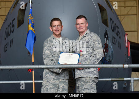 Oberst Thomas Forrester, der scheidende Kommandant der 105. Mission Support Group, ist die Legion des Verdienstes während eines Befehls Zeremonie an Stewart Air National Guard Base, Newburgh, New York Aug 5, 2017 präsentiert. Die Medaille ist für diejenigen, die sich durch besonders verdienstvolles Verhalten in der Leistung der hervorragenden Service ausgezeichnet. (U.S. Air Force Foto von älteren Flieger Terrence Clyburn) Stockfoto