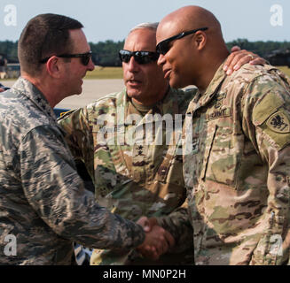 Generalmajor Gregor Vadnais, Adjutant General von der Michigan Nationalgarde und Oberst Shawn Harris, der Kommandant der 63. Truppe Befehl Grüße Gen. Joseph Lengyel, Leiter der National Guard Bureau auf Äschen Army während der Übung Northern Strike August 8, 2017. Northern Strike17 ist ein National Guard Bureau - geförderte Übung vereint rund 5.000 Service Mitglieder aus 13 Mitgliedstaaten und fünf Koalition Ländern während der ersten beiden Wochen im August 2017 im Camp Äsche gemeinsame Manöver Training Center und die alpena Combat Readiness Training Center, beide im Norden Michiga entfernt Stockfoto