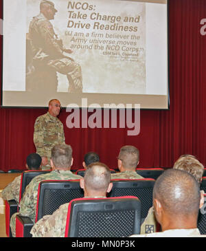 U.S. Army Command Sgt. Maj. Ted Copeland, US Army Reserve Command Sergeant Major, erläutert seine Vision und seine Überzeugungen mit US-Armee Reservisten, 12.08.3, im Camp Arifjan, Kuwait. Die gemeinsame monatliche Zugang für Komponenten reservieren können Führungskräfte aus erster Hand die Beiträge ihrer Mitarbeiter im Support von mehreren benannte Operationen eingesetzt zu beobachten. Stockfoto