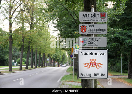 TEMPLIN, Deutschland - 31 August, 2017: Schild am Eingang der Stadt bei der Bekanntgabe der "Nudelmesse' von The Flying Spaghetti Monster Kirche, die eine war Stockfoto