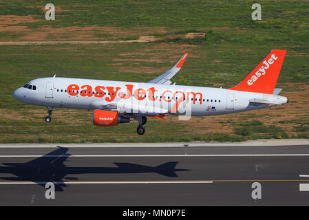 Mallorca, Spanien Mai 18 2018: Airbus A320 von Easyjet Landung auf der schönen Insel in Spanien Stockfoto