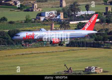 Mallorca, Spanien Mai 18 2018: Boeing 757 von Jet 2 Landung auf der schönen Insel in Spanien Stockfoto