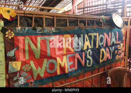 Auf 0001 ein Embargo verhängt Montag, den 14. Mai ein Banner in einem ActionAid Frauen freundlich Platz im Moinerghona Siedlung in Bangladesch. Stockfoto