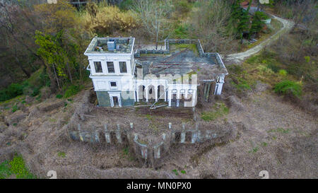 Drone Ansicht der verlassenen Gebäude der klassischen Architektur mit dichte Dickichte des trockenen Efeu, Sochi, Russland Stockfoto