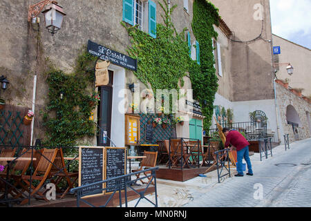 Kleine idyllische Restaurants und Cafés am Dorf Ramatuelle, Cote d'Azur, Départements Var, Provence-Alpes-Côte d'Azur, Südfrankreich, Frankreich, Europa Stockfoto