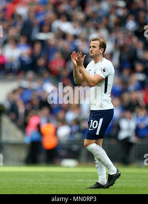 Tottenham Hotspur ist Harry Kane applaudiert die Lüfter mit voller Zeit während der Premier League Match im Wembley Stadion, London. Stockfoto