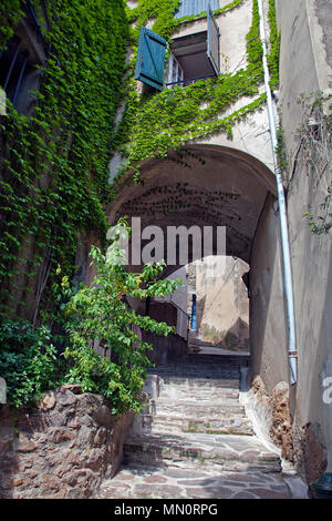 Treppenhaus und Passage in einer engen Gasse im Dorf Ramatuelle, Cote d'Azur, Départements Var, Provence-Alpes-Côte d'Azur, Südfrankreich, Frankreich, Europa Stockfoto