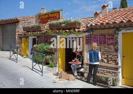 Kleine idyllische Restaurants und Cafés am Dorf Ramatuelle, Cote d'Azur, Départements Var, Provence-Alpes-Côte d'Azur, Südfrankreich, Frankreich, Europa Stockfoto