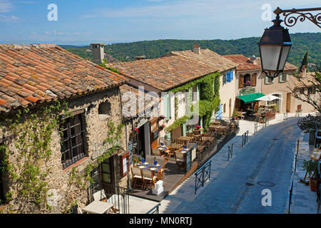 Kleine idyllische Restaurants und Cafés am Dorf Ramatuelle, Cote d'Azur, Départements Var, Provence-Alpes-Côte d'Azur, Südfrankreich, Frankreich, Europa Stockfoto