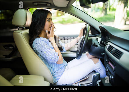 Junge ziemlich erschrocken, Frau im Auto Stockfoto