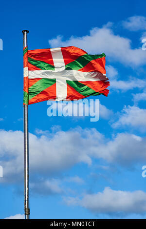 Ikurrina, Baskenland Flagge schwenkten auf einen blauen Himmel. Spanien. Stockfoto