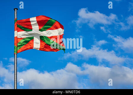 Ikurrina, Baskenland Flagge schwenkten auf einen blauen Himmel. Spanien. Stockfoto