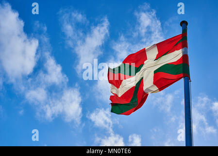 Ikurrina, Baskenland Flagge schwenkten auf einen blauen Himmel. Spanien. Stockfoto