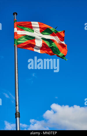 Ikurrina, Baskenland Flagge schwenkten auf einen blauen Himmel. Spanien. Stockfoto