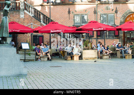 Leute, entspannen Sie bei einem Drink und ein Café im Freien Terrasse genießen. Stockfoto