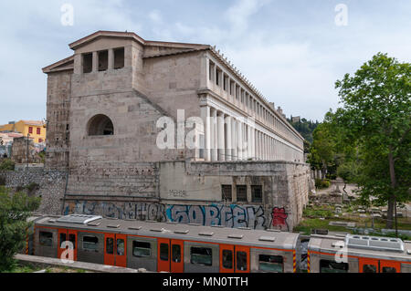 Athen, Griechenland, 17. April 2017: Die Stoa des Attalos in die antike Agora von Athen, Griechenland. Stockfoto