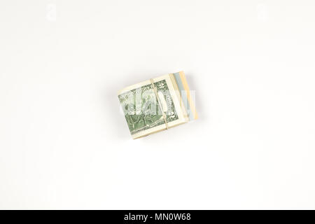 Stapel von USA 2 Dollar auf weißem Hintergrund Stockfoto
