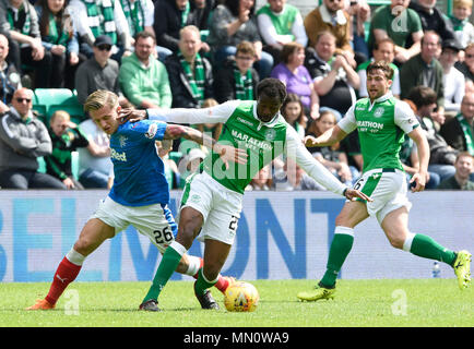 Förster Jason Cummings und Hibernian Efe Ambrosius während der LADBROKES Scottish Premier League Match an Ostern Road, Edinburgh. Stockfoto