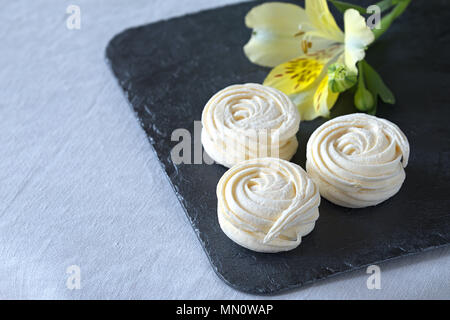 Alstroemeria Blumen mit Schiefer schwarz und weiß Zephyr Stockfoto