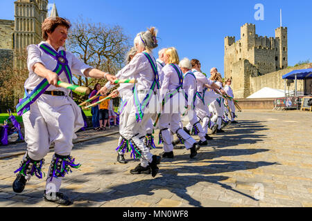 Westrefelda Morris, vor Rochester Castle an der jährlichen sweeps Festival. Stockfoto