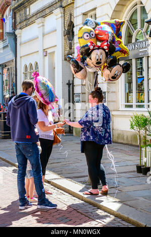 Kunden, die einen Ballon auf der Straße Stockfoto