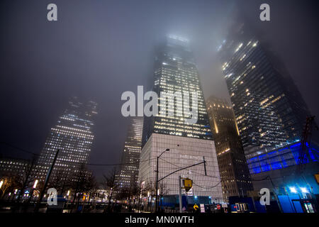 New York, USA - 29. März, 2018: Der berühmte World Trade Center unter starker Nebel in der Nacht in New York City Stockfoto
